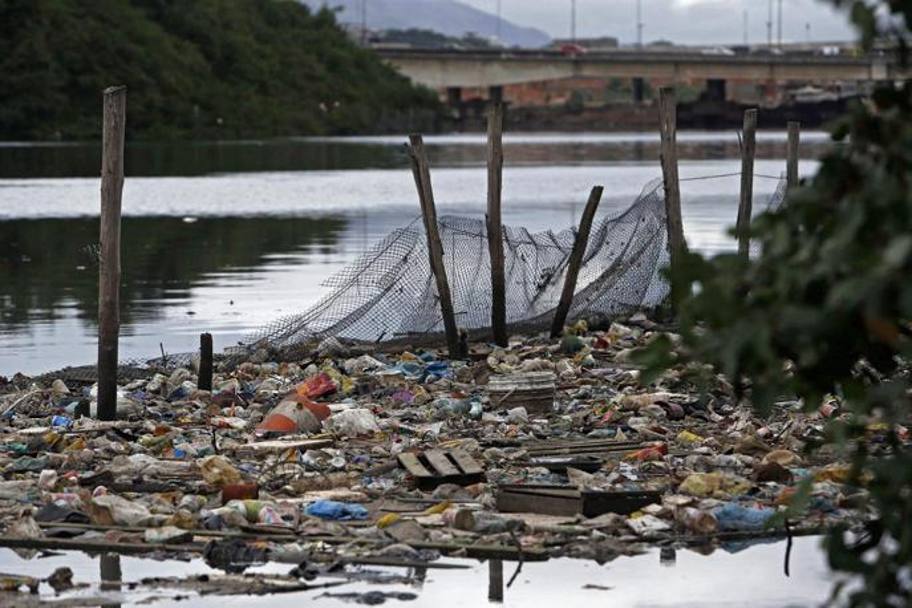 I rifiuti nella zona occidentale di Guanabara Bay che ospiter le regate dei Giochi del 2016. Epa